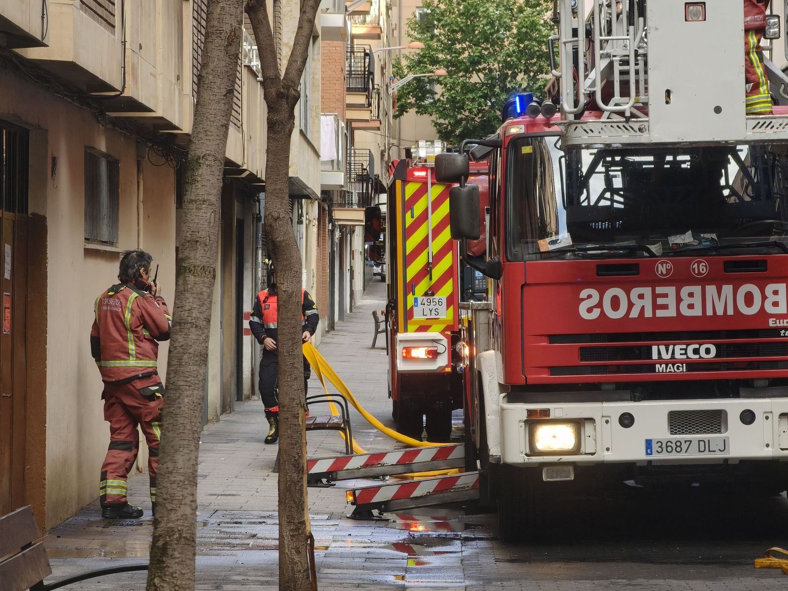 Los bomberos sofocan un incendio en una vivienda de la calle Vasco de Gama