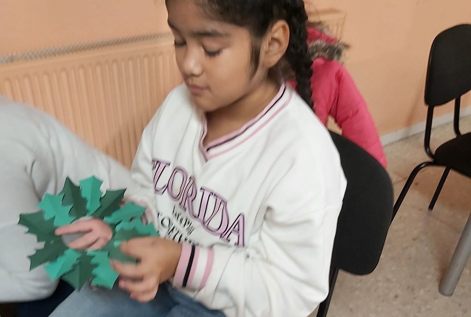 un-taller-de-adornos-de-acebos-para-ninos-en-terradillos-9