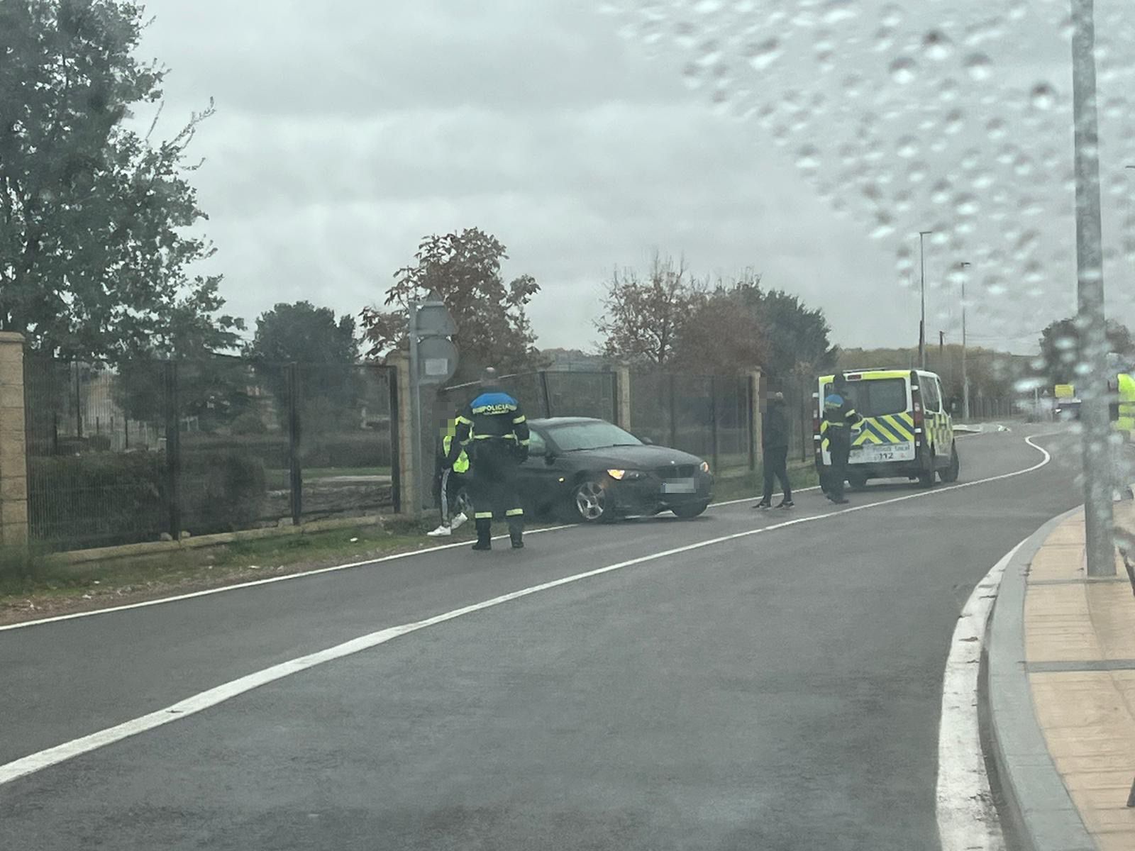 Se empotra contra una valla en el camino de los Frailes, junto a la Aldehuela