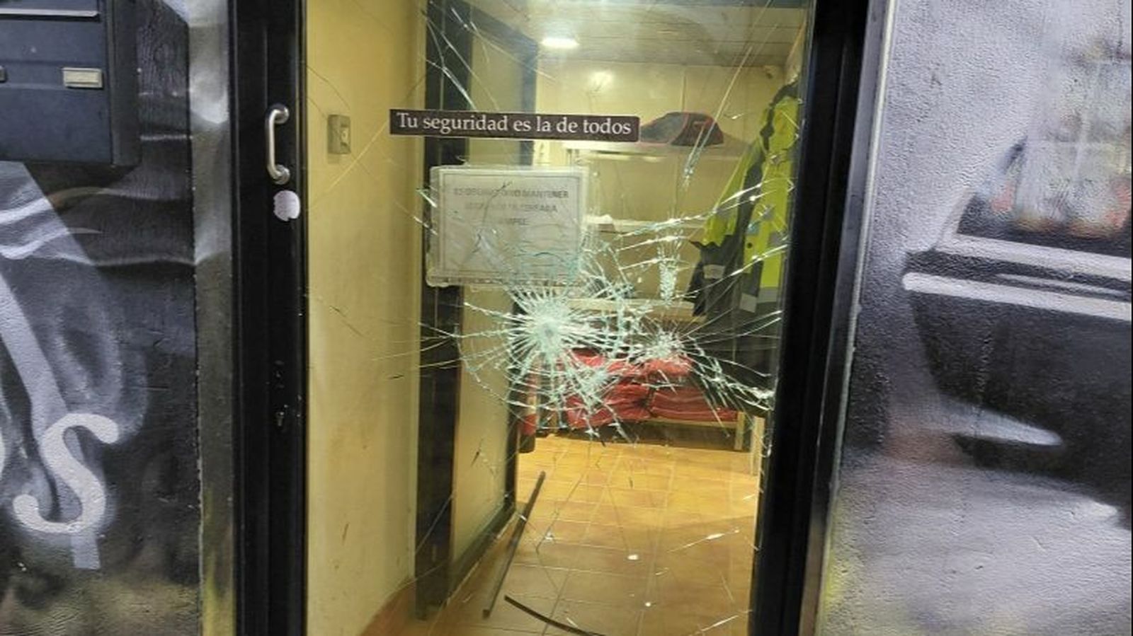 Detenido un hombre por romper el cristal de un local y tratar de acceder a varios establecimientos en la zona del campus