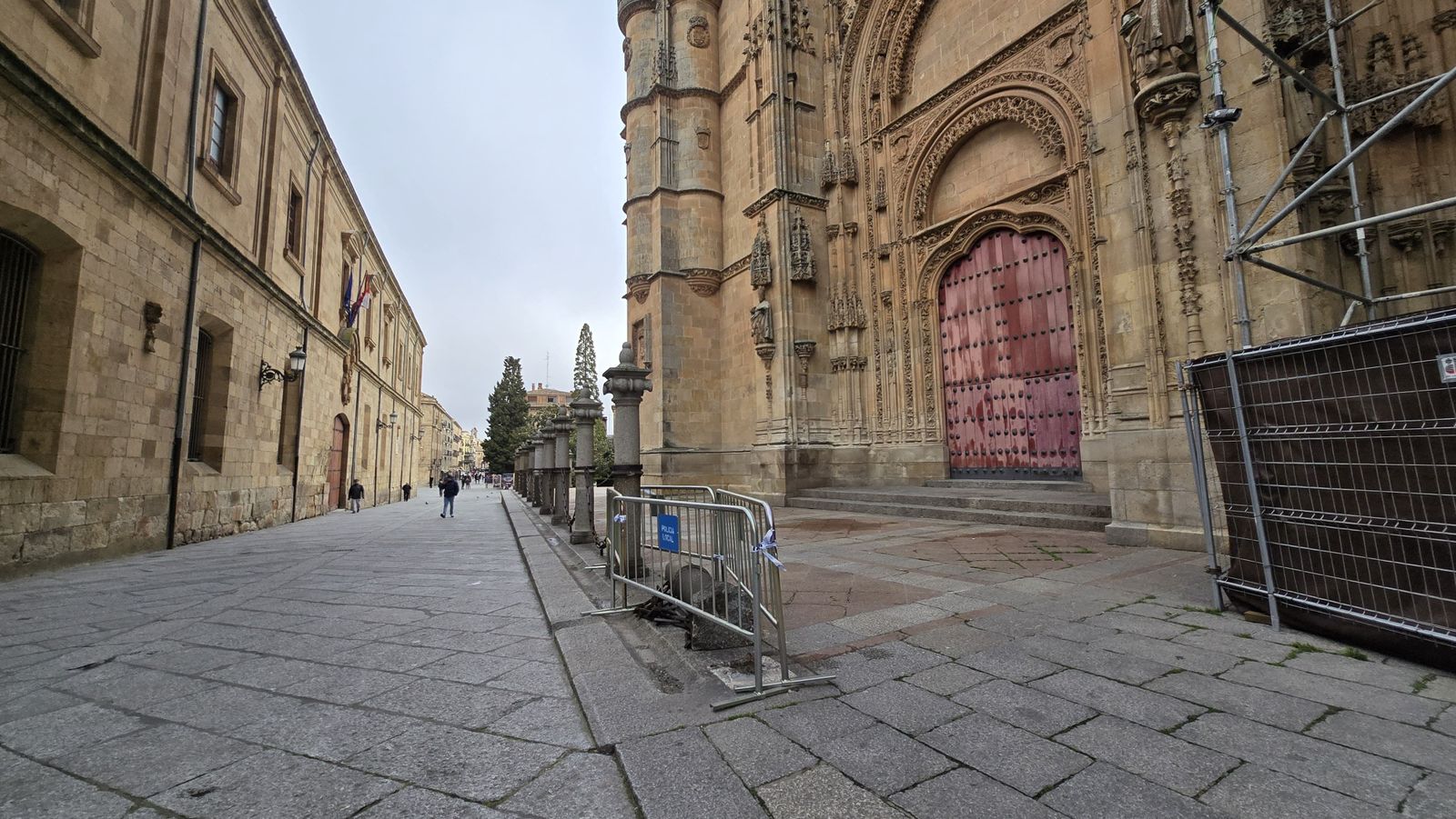 Un camión de las obras de la Catdral tira una de las columnas