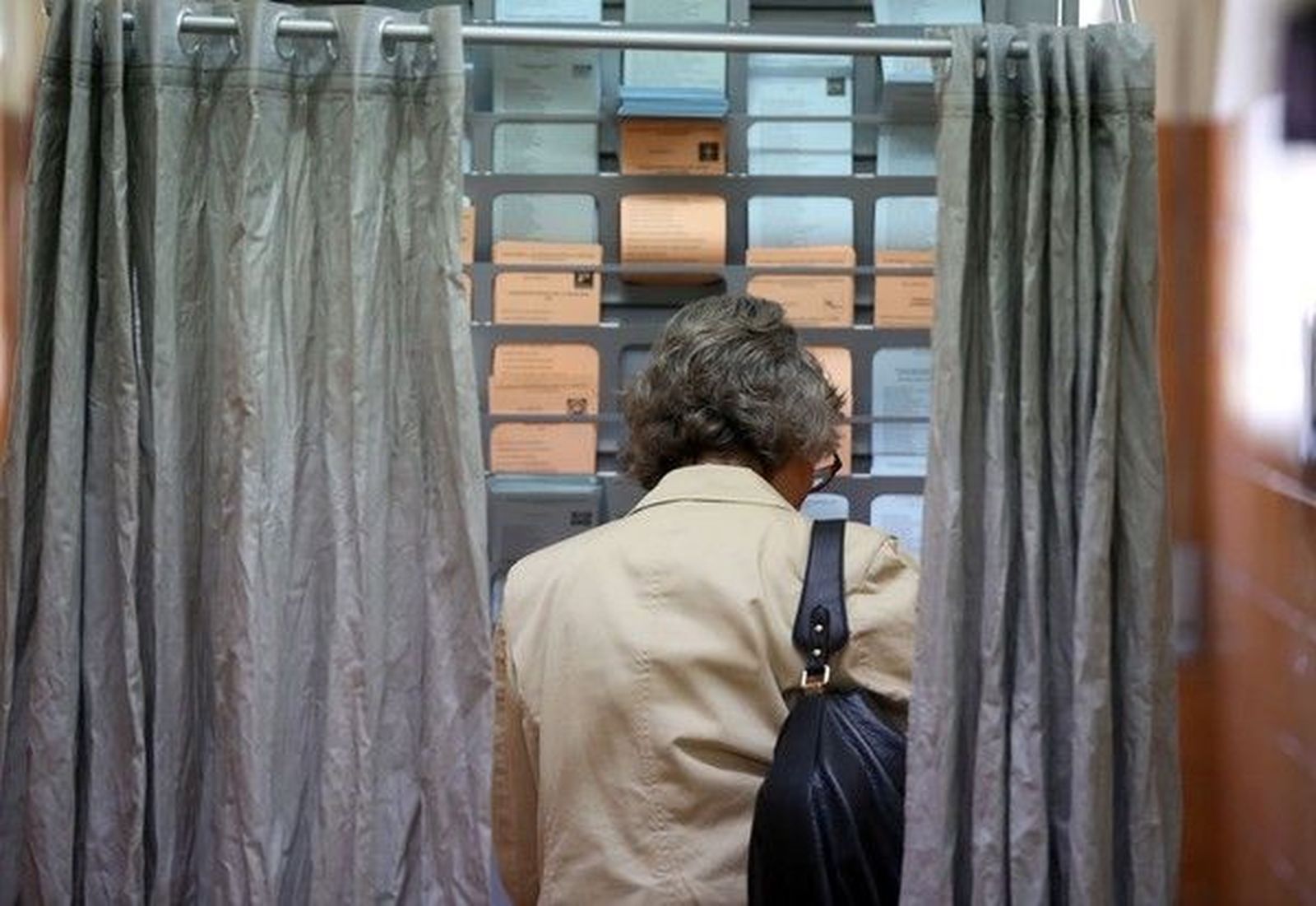 Una mujer recoge papeletas   Rubén Cacho