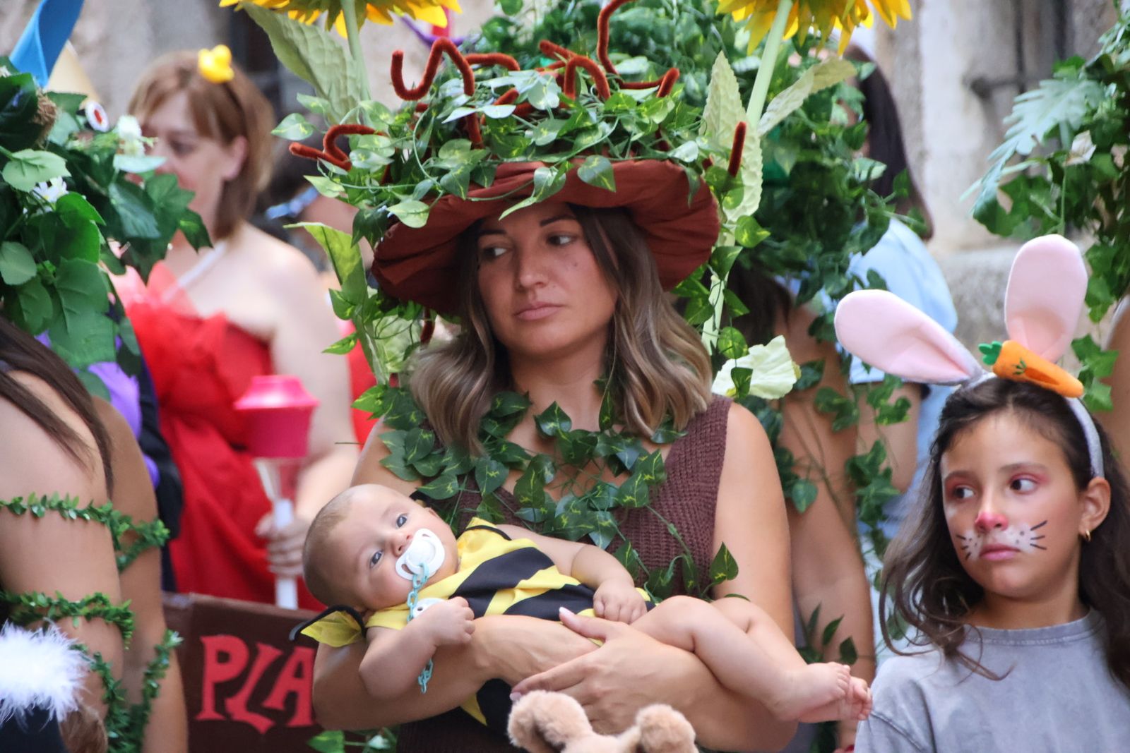 San Esteban de la Sierra, desfile de carrozas y disfraces