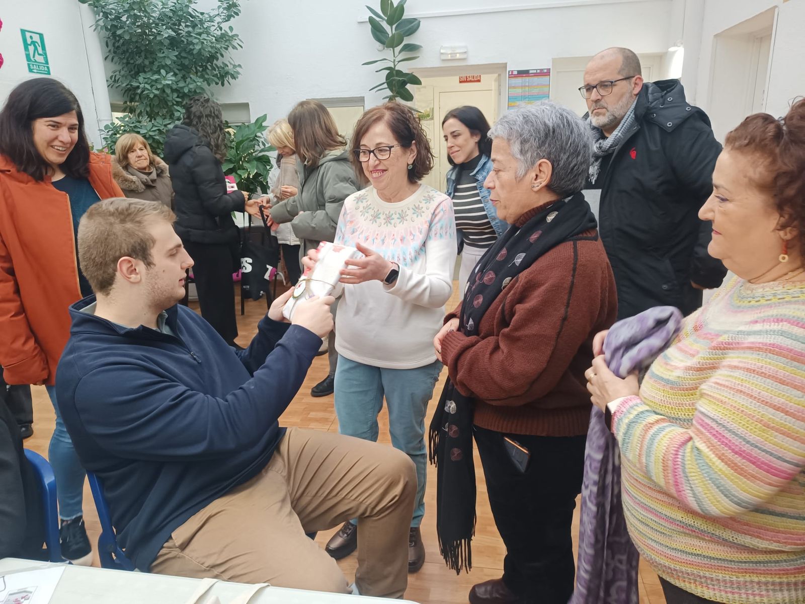 La Asociación ZOES entrega juegos hiperbólicos y manguitos tejidos a ganchillo con lana a entidades sociales de Salamanca