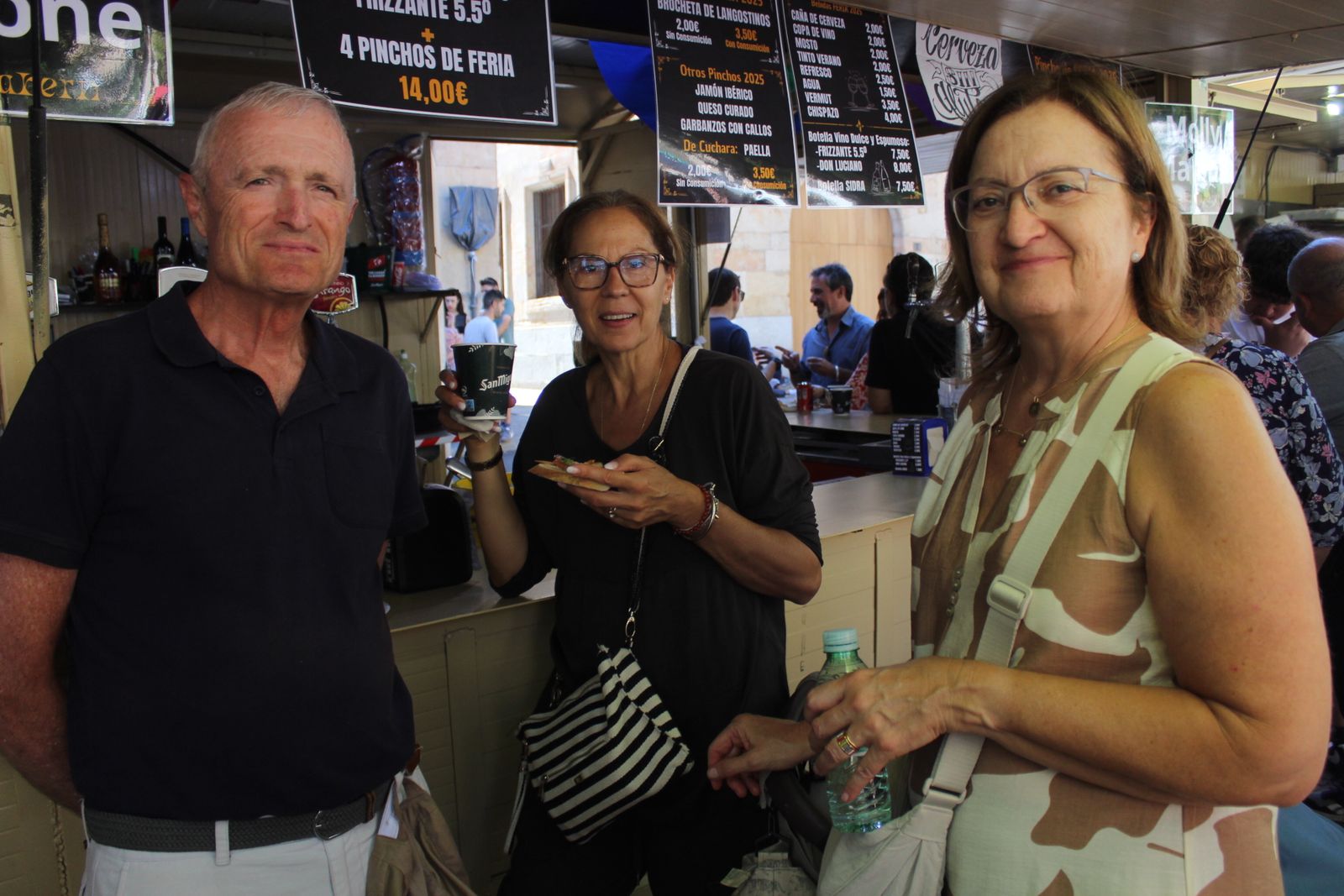 Ambiente en la Feria de Día en el mediodía de este domingo