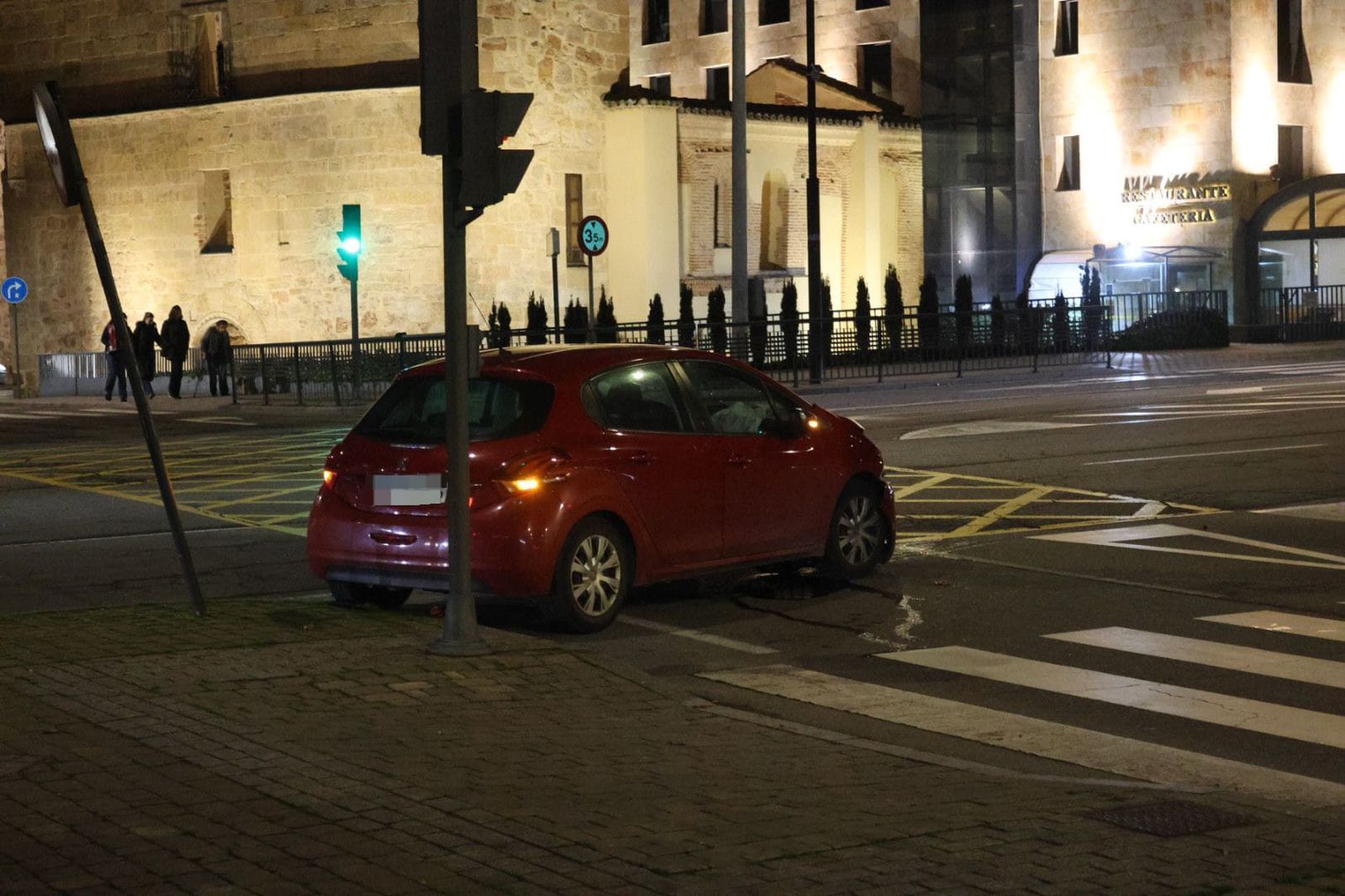 Turismo accidentado en el cruce avenida Reyes de España