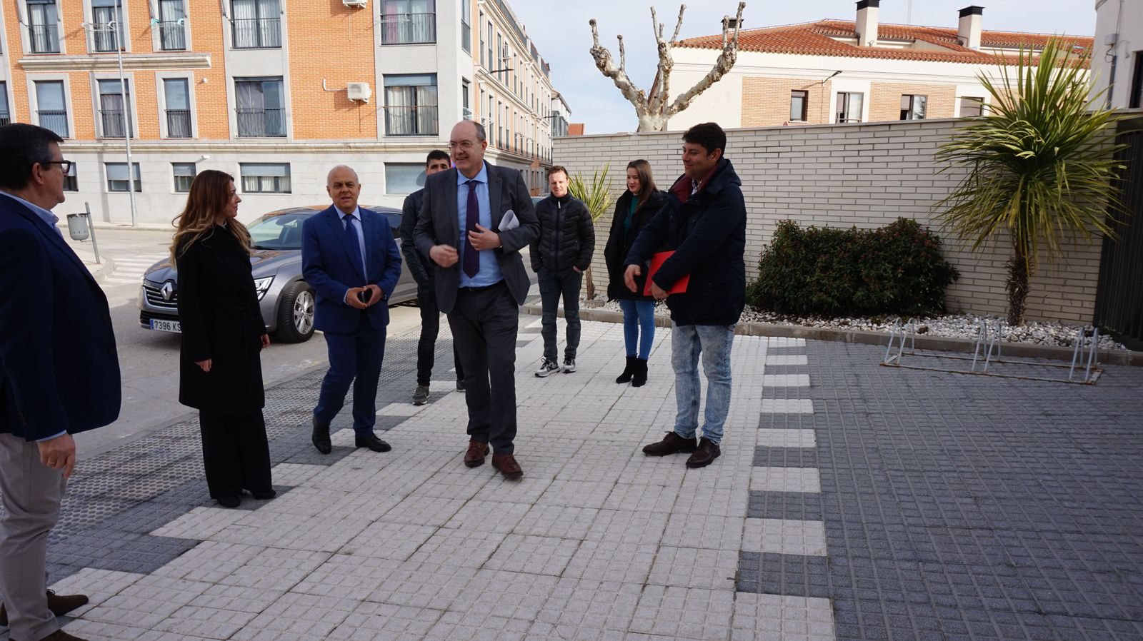 el-director-general-de-centros-e-infraestructuras-jose-migel-saez-visita-la-ultima-fase-al-ceip-maria-moliner-de-castellanos-de-moriscos-4