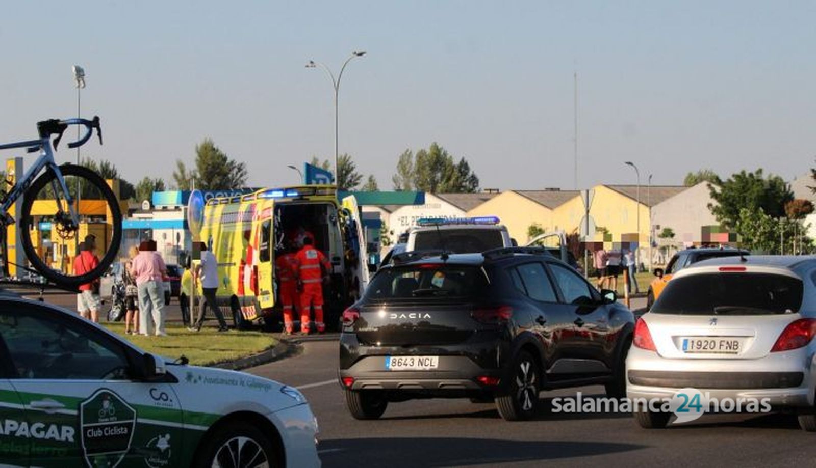 Dos heridos y tráfico detenido tras una colisión entre una moto y un coche en la rotonda de Las Llaves