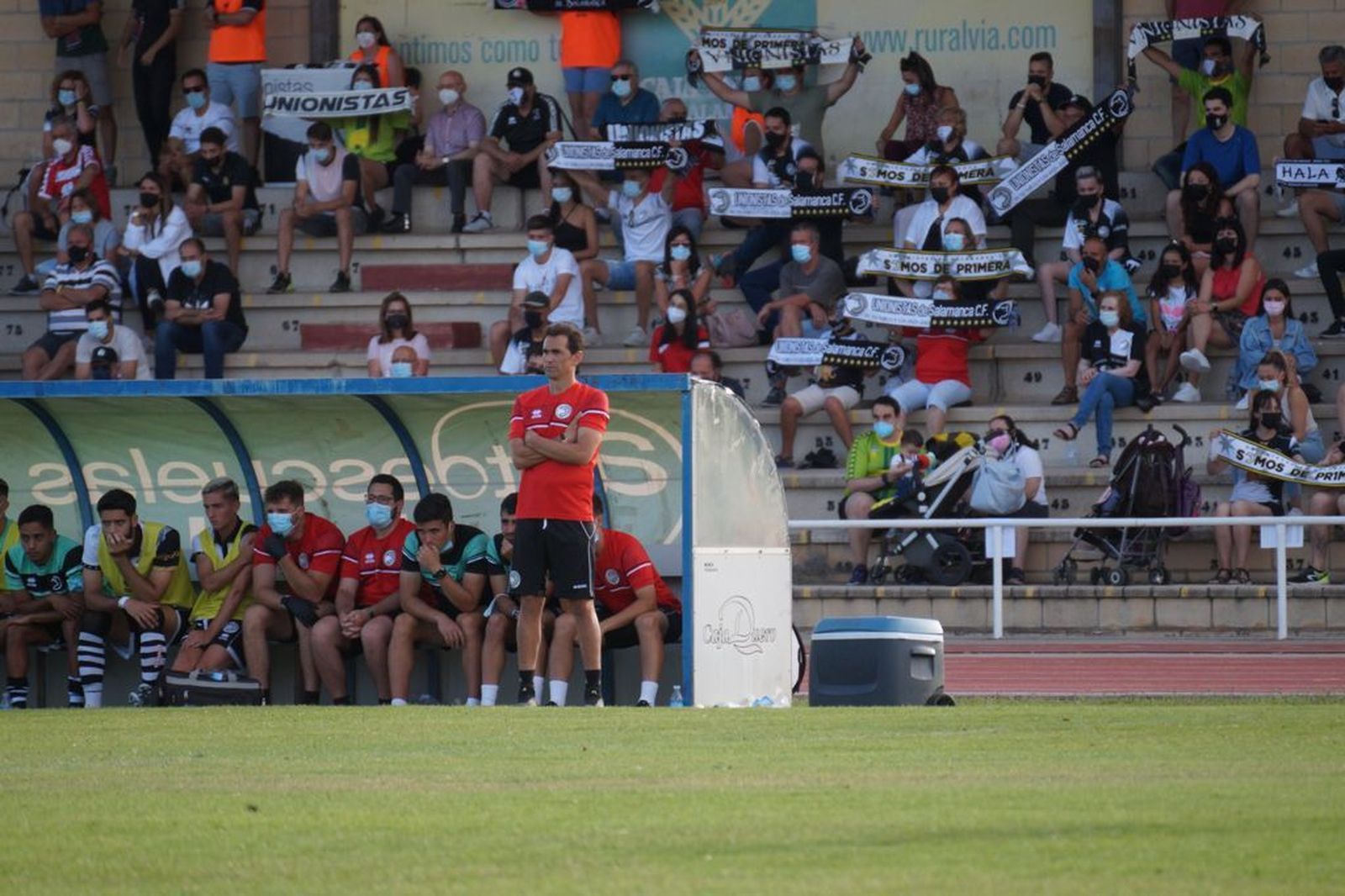 Dani Mori, en el banquillo de Las Pistas. / FOTO: SALAMANCA24HORAS.COM