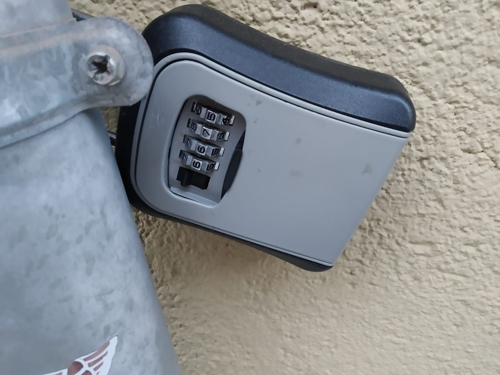 Candado para llaves de pisos turísticos en Salamanca. Foto de archivo.