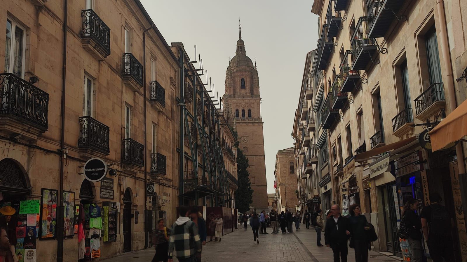 Edificios apuntalados en la Rúa Mayor