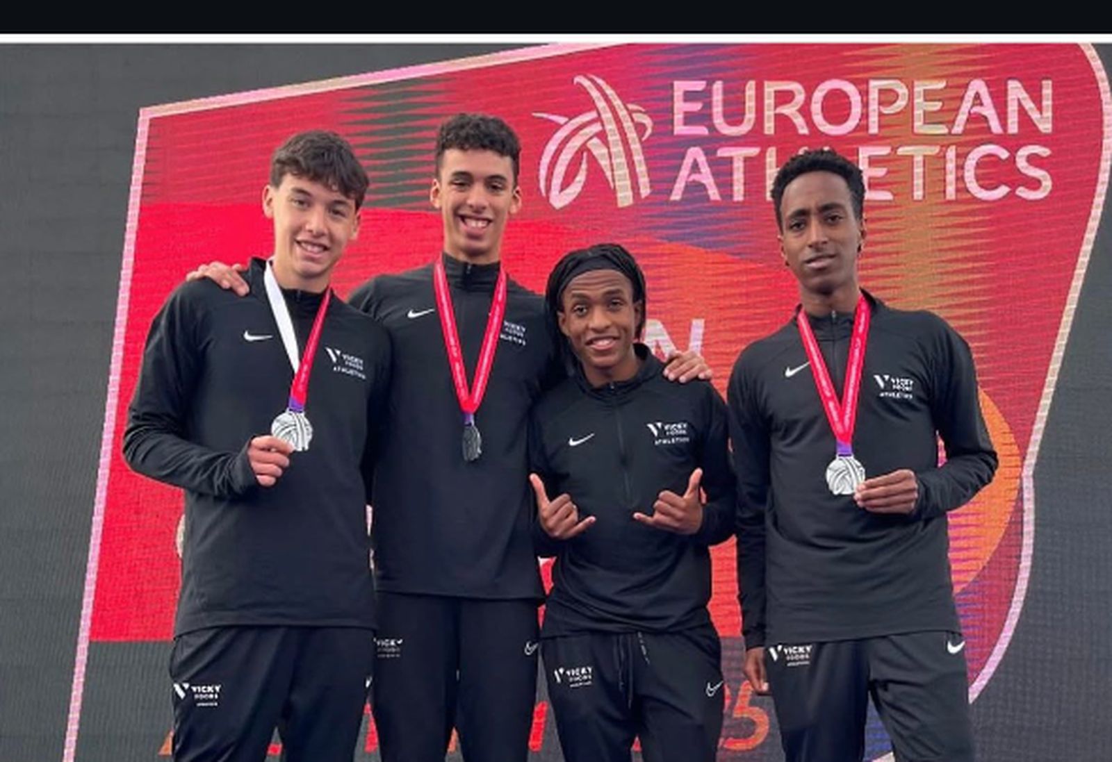 A la derecha de la imagen, Kuma Samuel Barrios, convocado para el mundial de campo a través