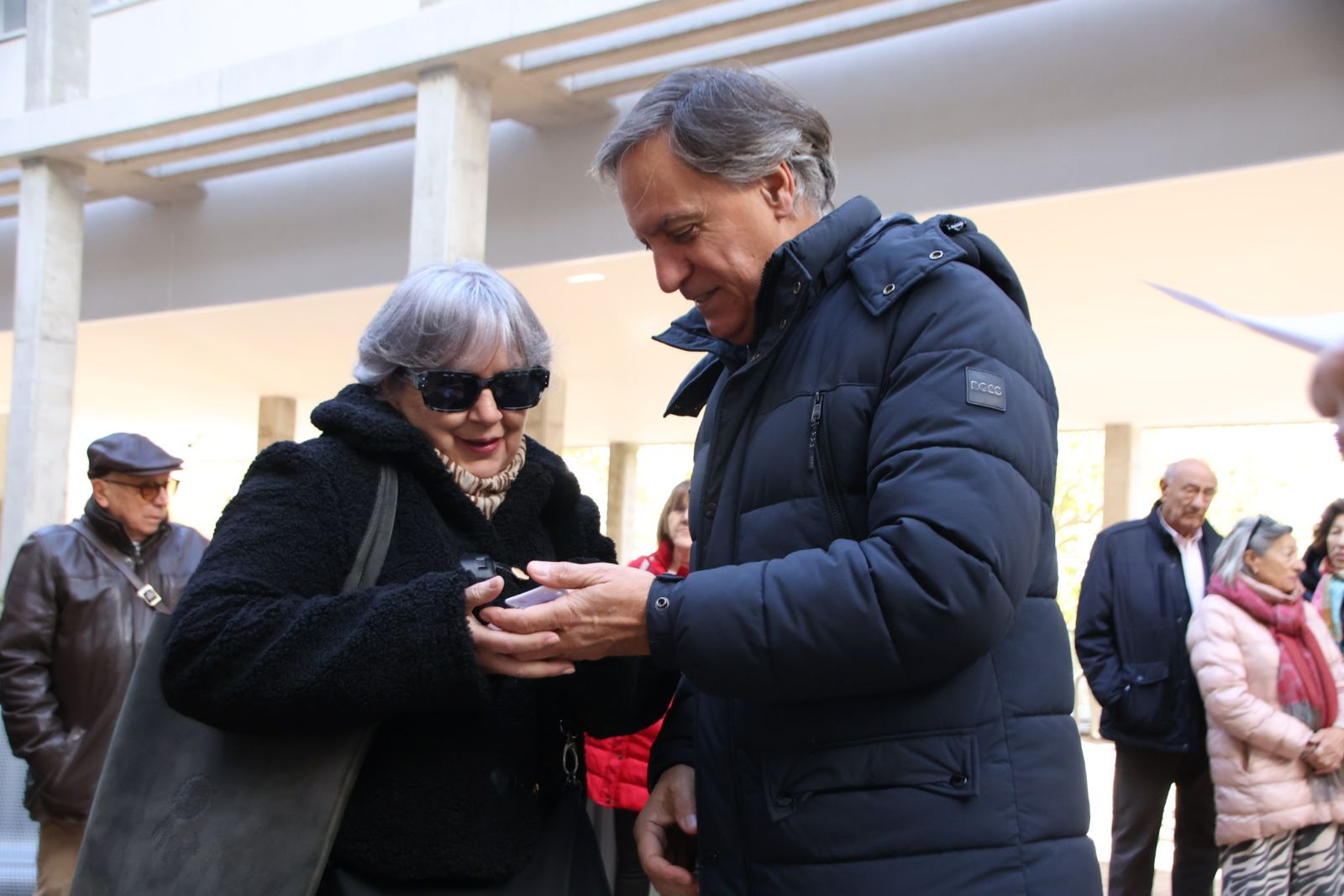 El alcalde de Salamanca, Carlos García Carbayo, entrega las llaves de la nueva promoción de viviendas protegidas en alquiler en Capuchinos