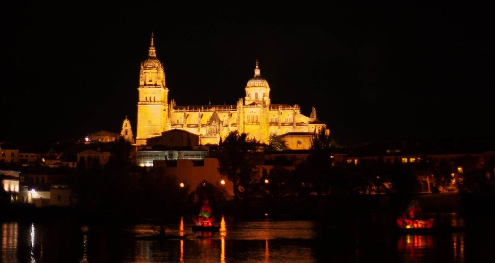 Los barcos de fuego iluminan El Tormes. Foto: Taller de fotografía Santiago Uno