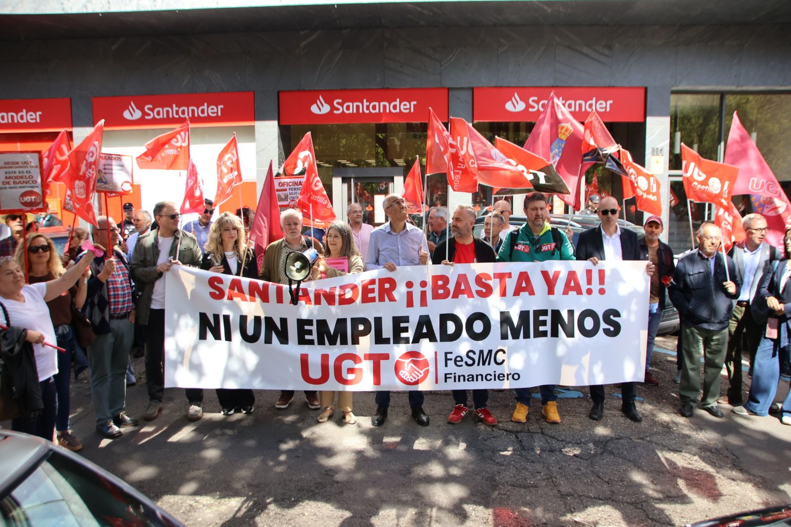Protesta a las puertas del Banco Santander de la plaza de los Bandos por el despido de una trabajadora