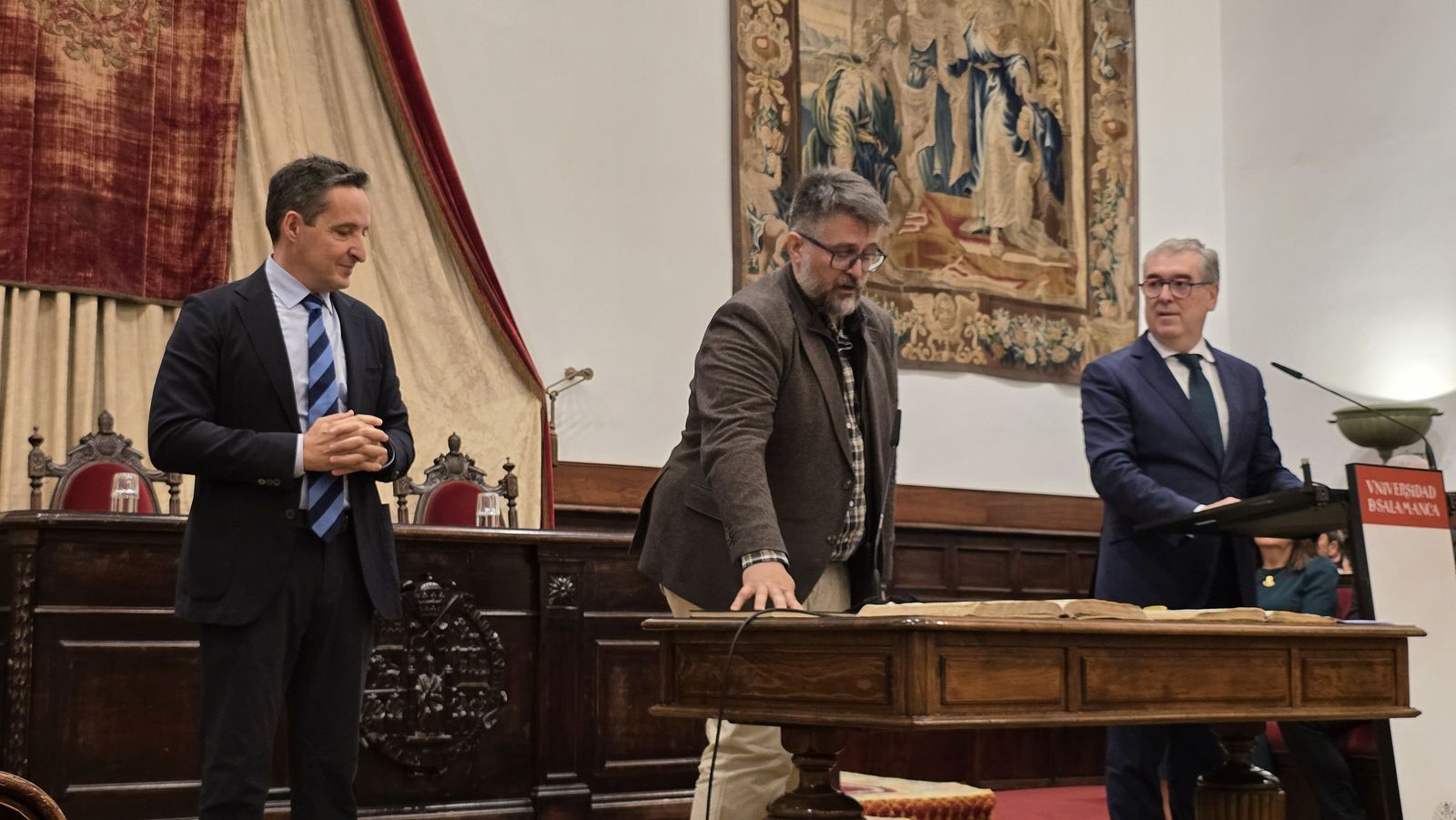 El rector de la Universidad de Salamanca preside el acto de toma de posesión de nuevos cargos académicos y del personal docente e investigador