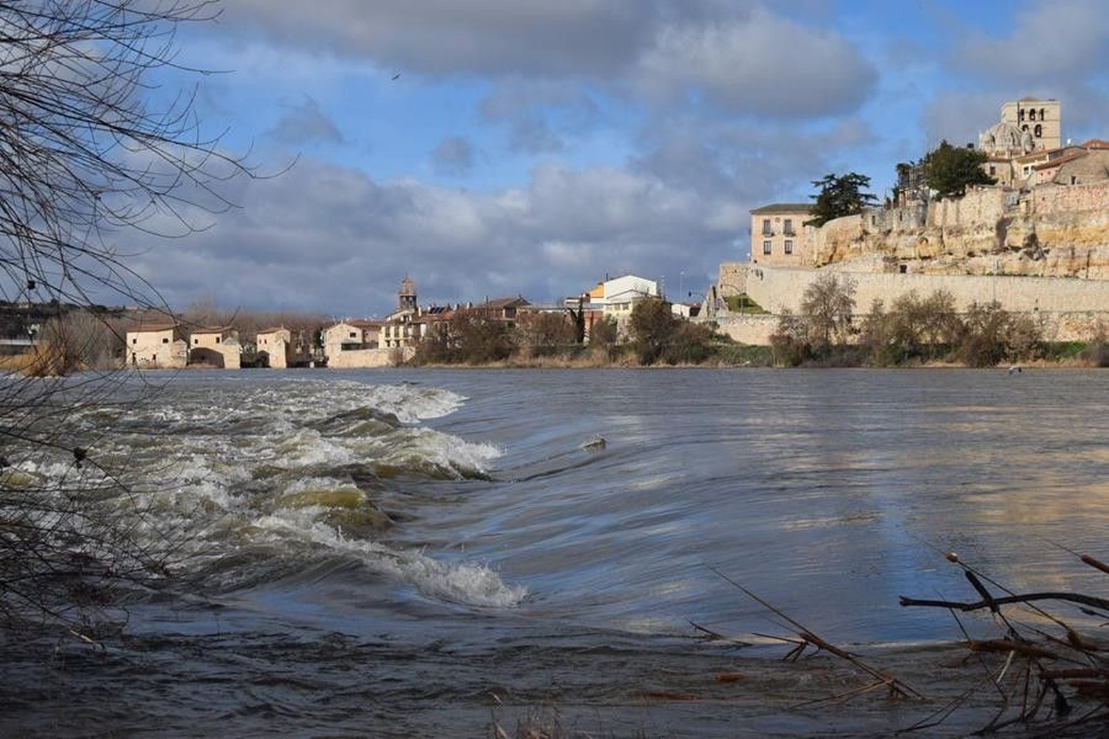 Río Crecida (14) Río Crecida (14)
