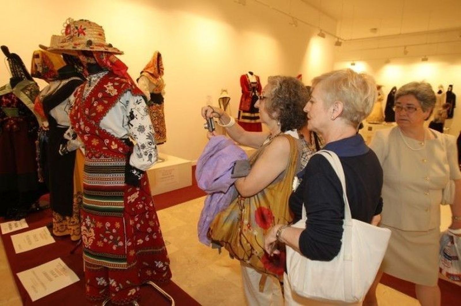 Entrega de galardones por la colaboración con la exposición 'Las Edades de la mujer'