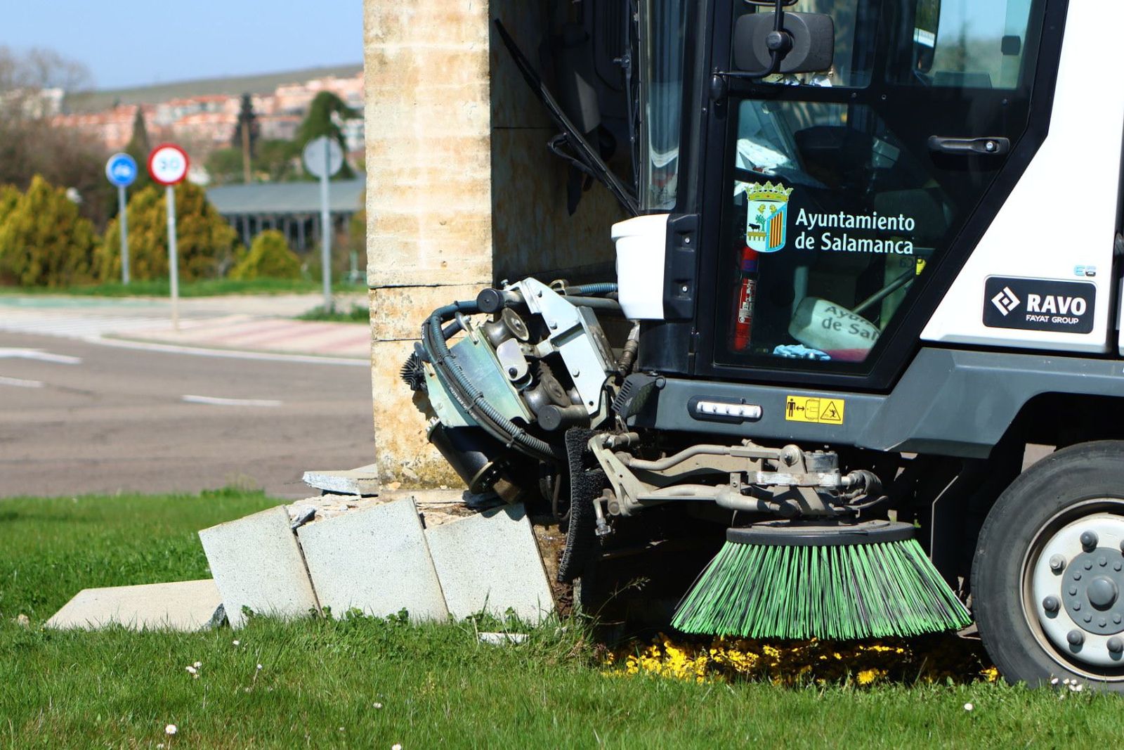 Una barredora se sale de la vía y termina chocando en la glorieta de la Charrería