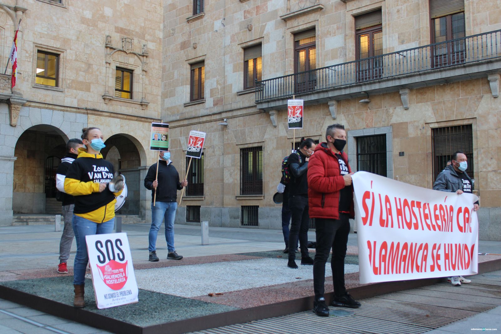 Cacerolada junto a la Subdelegación del Gobierno de un grupo de hosteleros. | FOTO: ARCHIVO