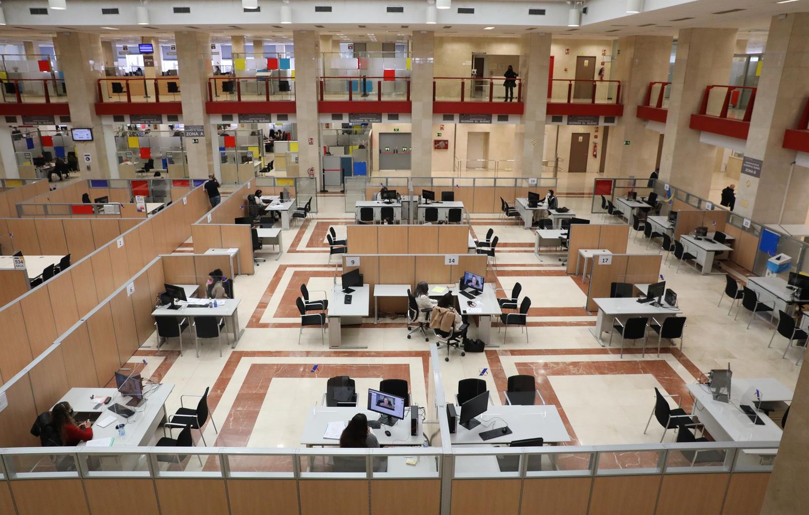 Varios empleados trabajan en una oficina de la Agencia Tributaria. - Marta Fernández Jara - Europa Press - Archivo