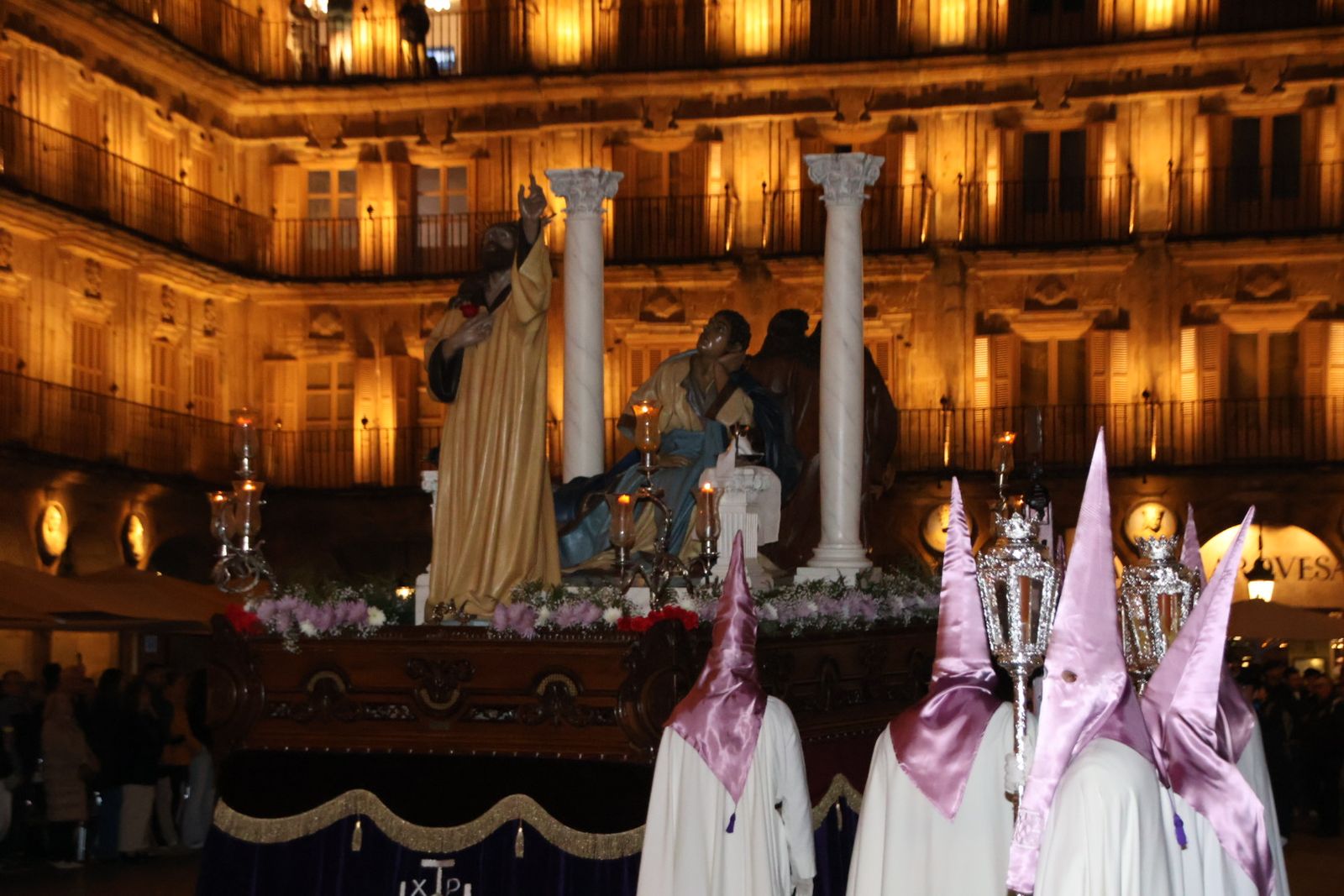 Emotivo desfile por el centenario de Seráfica Hermandad de Nazarenos con gran presencia de niños