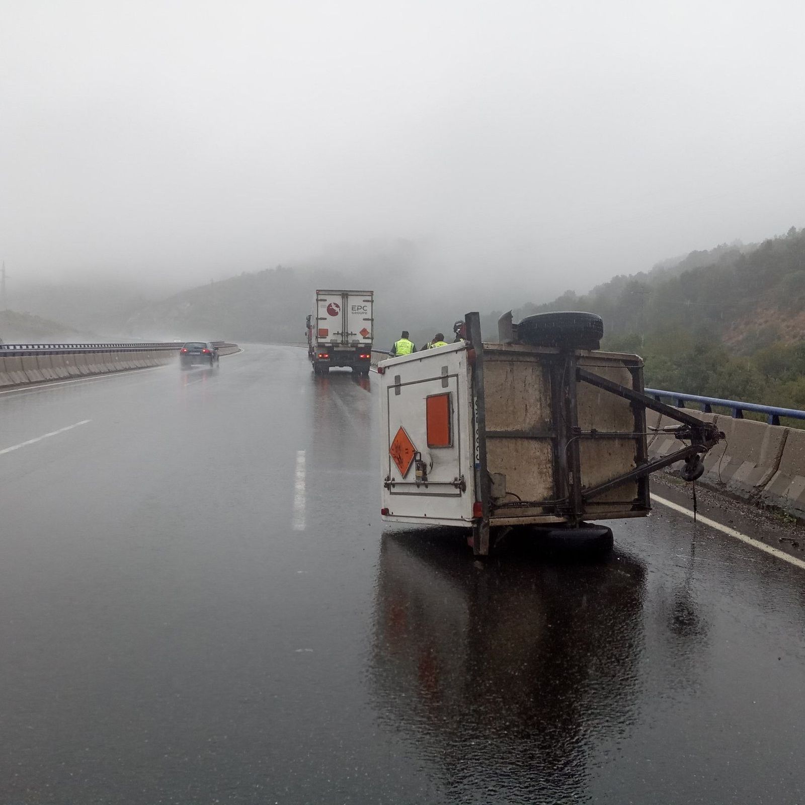 Bomberos accidente perdida remolque (4)