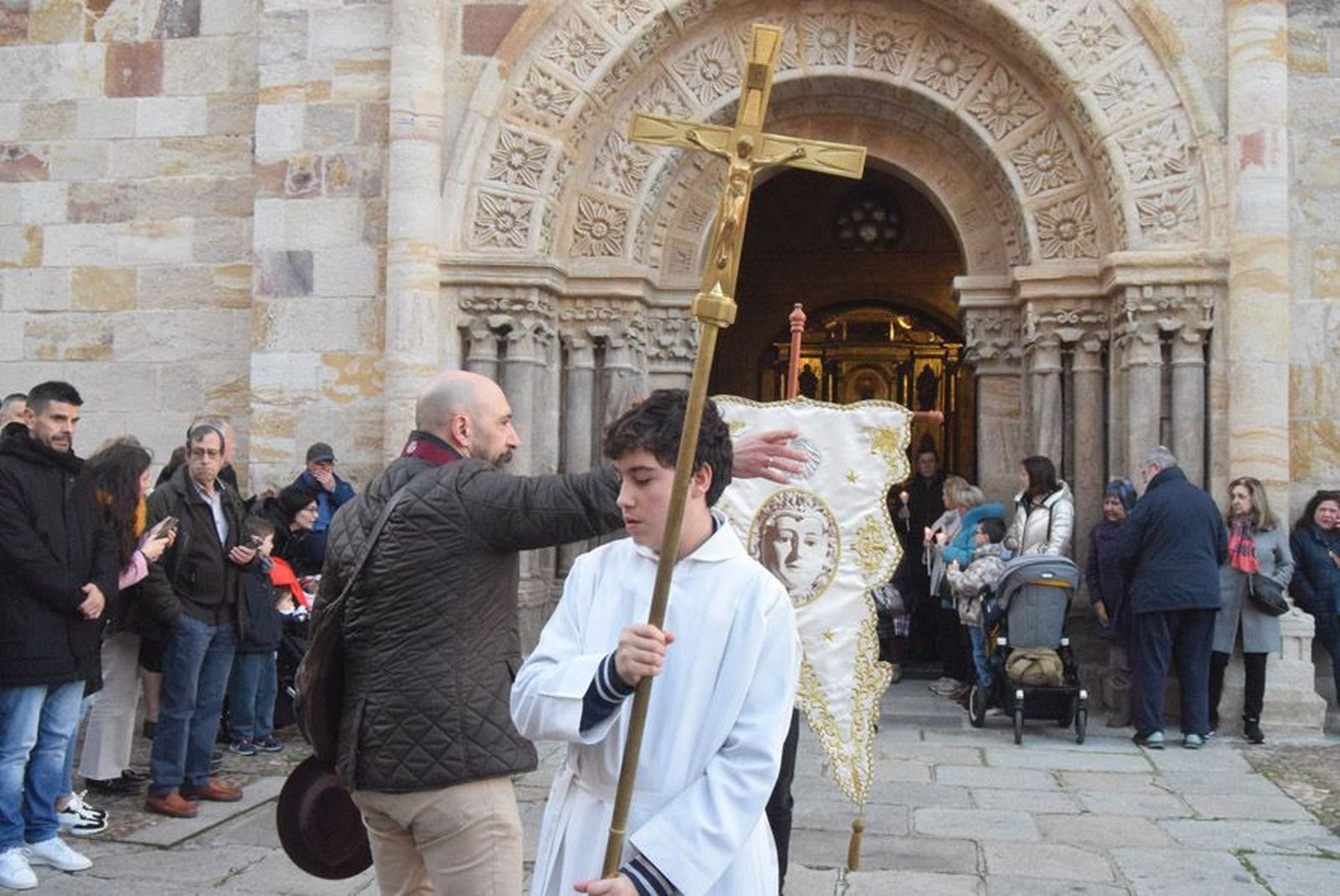las-candelas-vuelven-a-unir-la-iglesia-de-san-juan-con-la-de-san-vicente-46