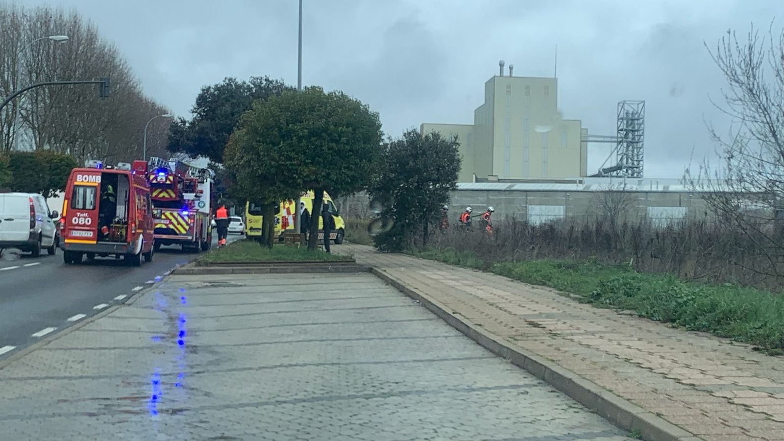 Rescate de una mujer una nave frente a las piscinas de Tejares
