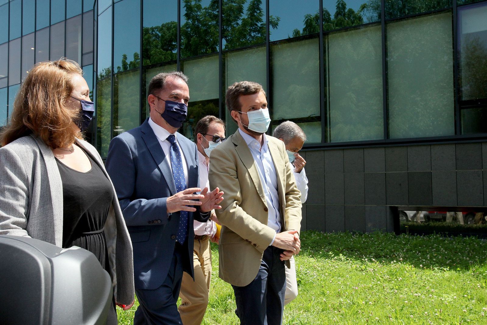 El presidente del PP, Pablo Casado, el candidato por la coalición PP+Cs, Carlos Iturgaiz, y la candidata al Parlamento Vasco por Guipúzcoa, Muriel Larrea, visitan la empresa Viralgen, dedicada secto