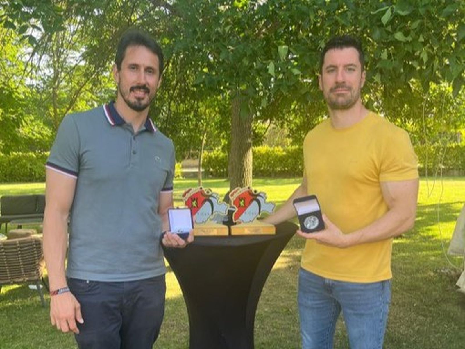 Jortos y Fer reciben la insignia de plata