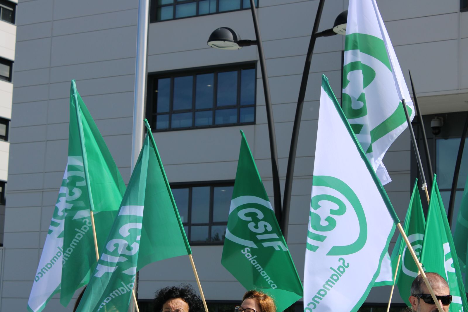 Concentración de trabajadores sanitarios frente al Hospital de Salamanca
