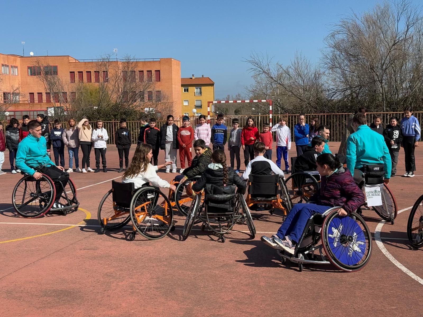 El CEIP San Blas de Santa Marta de Tormes recibe la visita del Club de Baloncesto en Silla de Ruedas Aliados de Valladolid. Foto Ayuntamiento Alba de Tormes