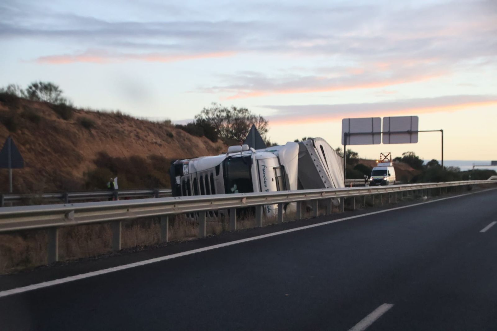 Un camión vuelca en la A-62