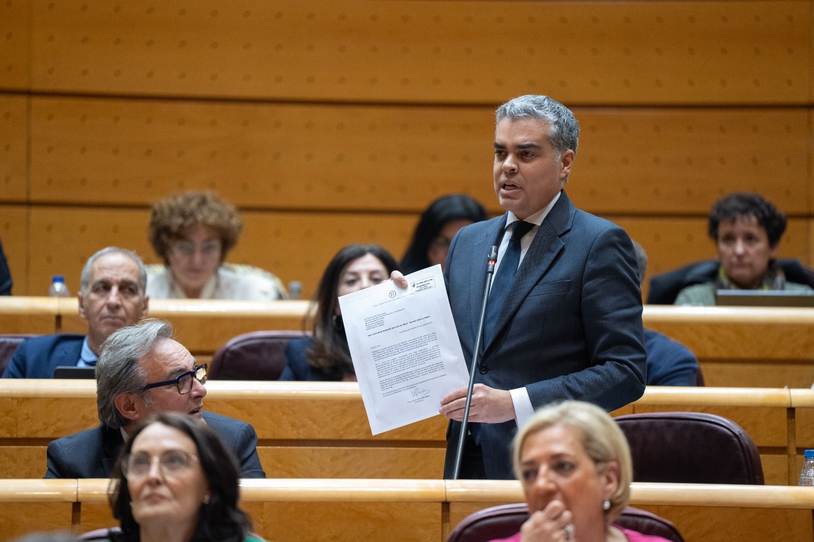 Vicente Azpitarte, senador del PP por Granada, ha enseñado la carta que envió el expresidente de la Real Federación Española de Fútbol, Luis Rubiales, a la Casa Real pidiendo en nombre de Víctor de Aldama el título de “Real” para el conjunto rojiblanco.