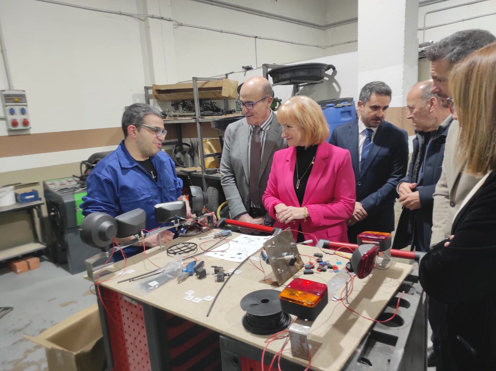 Leticia García con un alumno deun curso de FP de automoción impartido en Zamora.