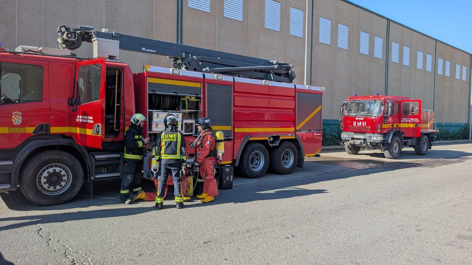 Así ha sido la intervención de la UME para sellar la fuga de gas natural licuado en una fábrica de Fuentes de Béjar