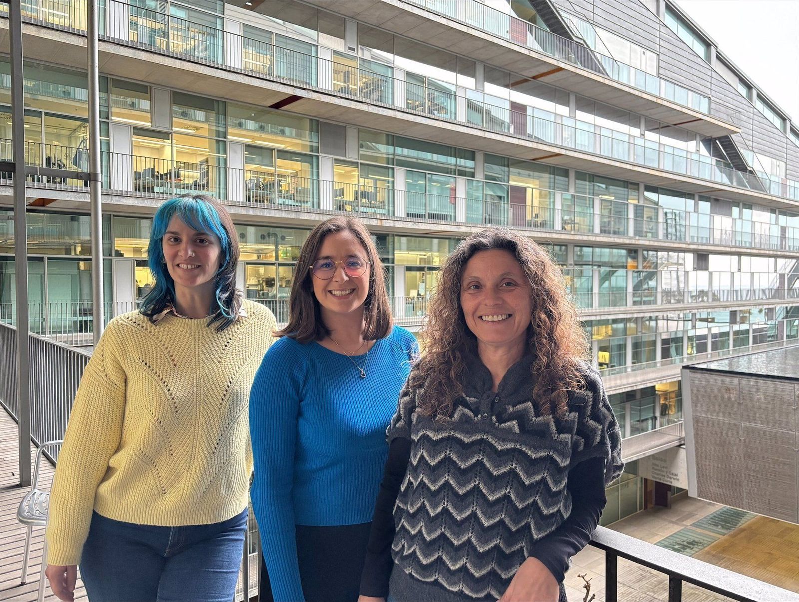 Algunas de las miembros del equipo responsable del trabajo. De izquierda a derecha: Sara Santana, Anna Rea y Aura Muntasell. - HOSPITAL DEL MAR