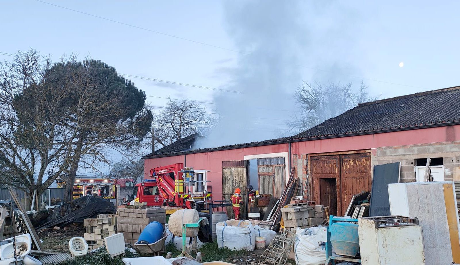 Un incendio calcina una nave en la provincia de León