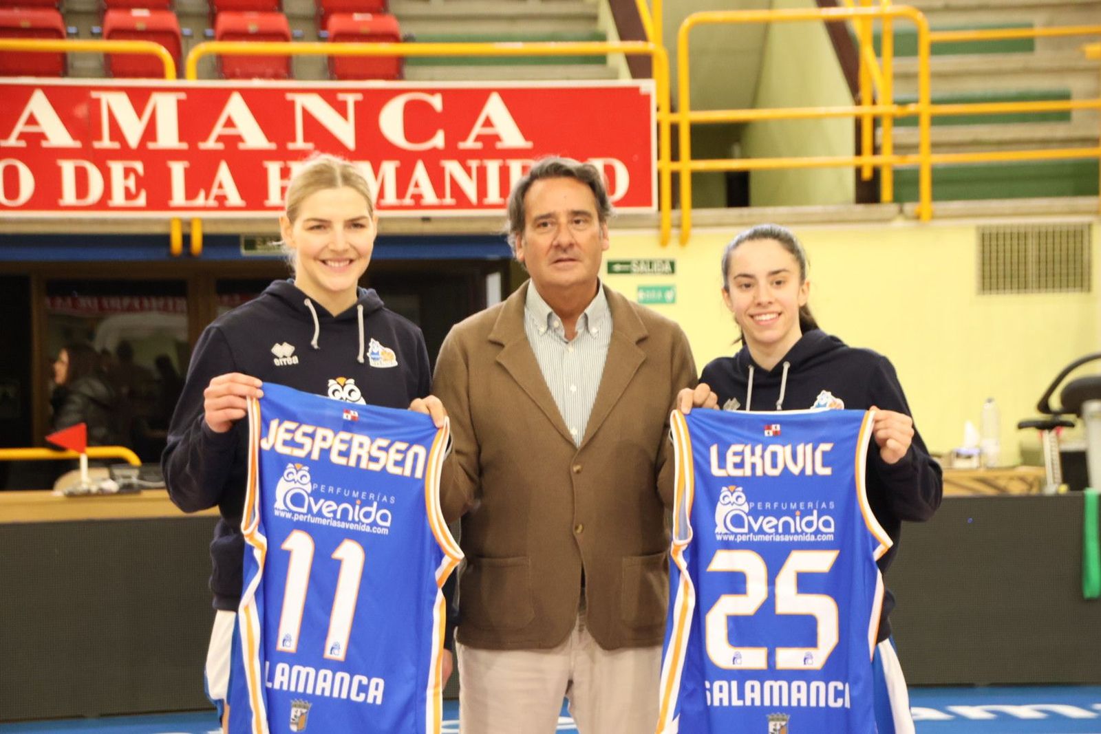 Presentación de Jespersen y Lekovic como jugadoras de Perfumerías Avenida