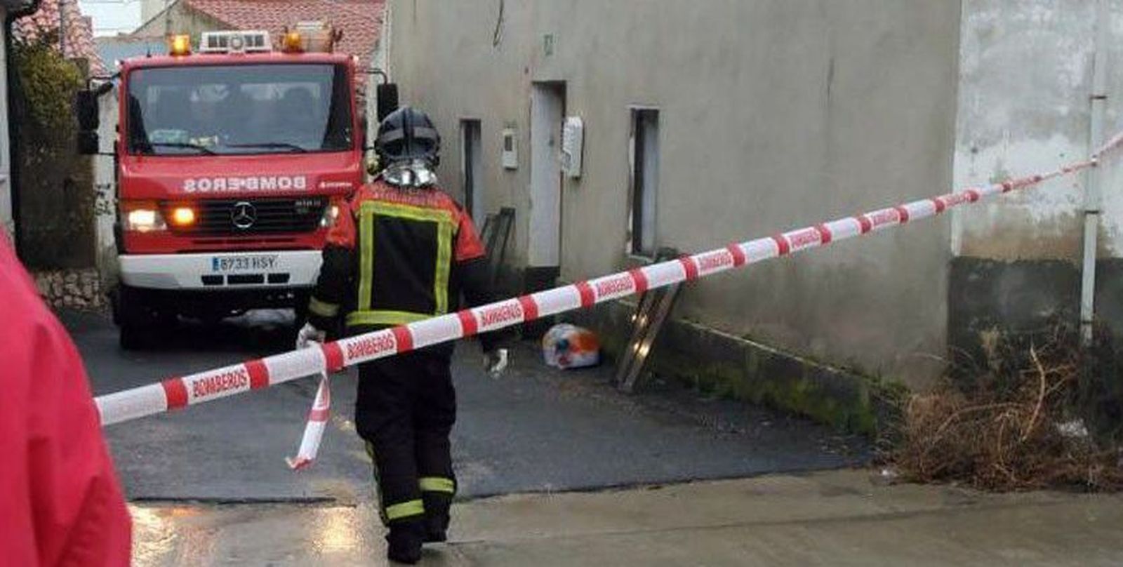 Bomberos en la actuación en una vivienda en una localidad zamorana. Archivo