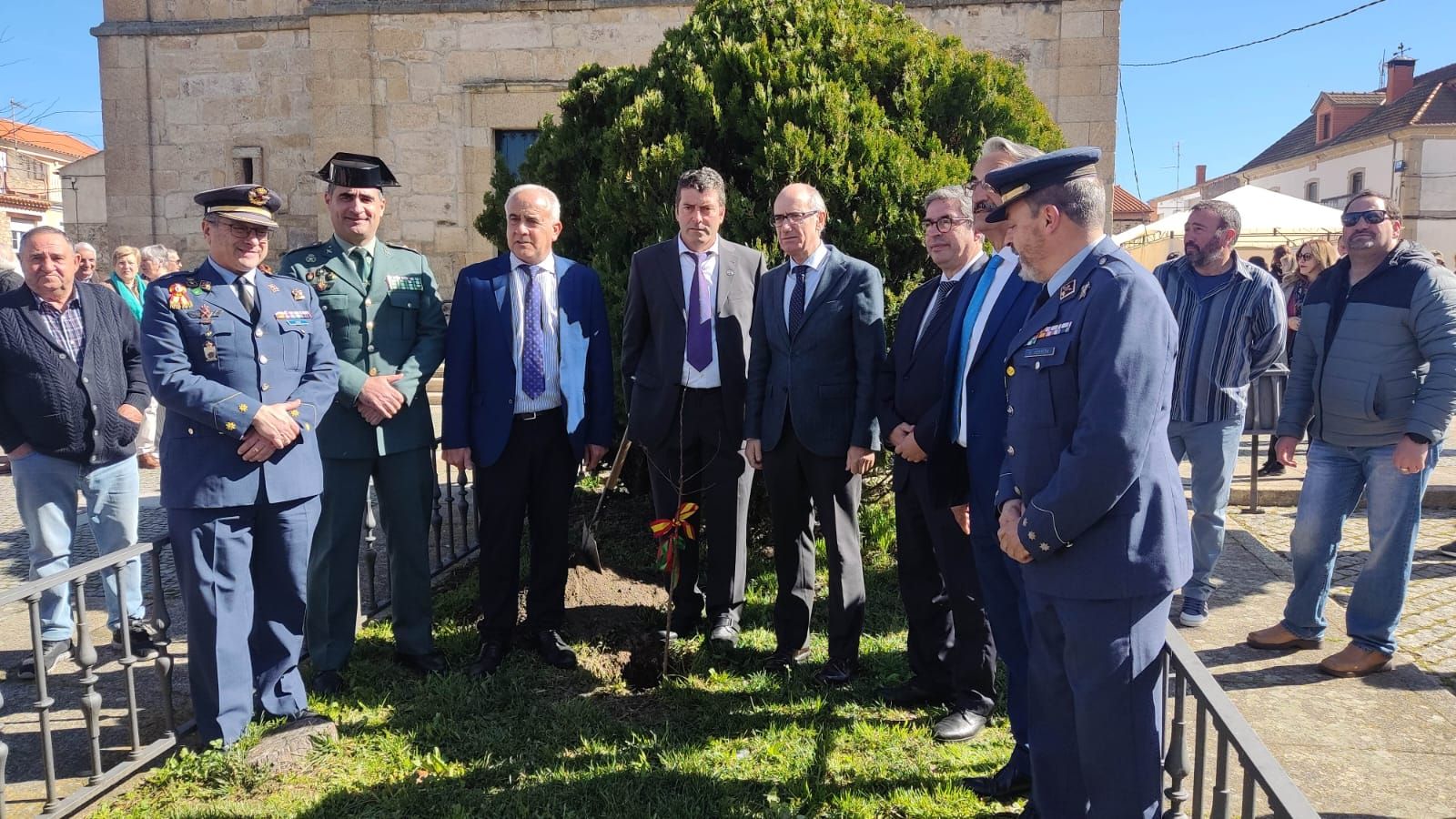 El buen tiempo hace disfrutar en La Fregeneda la fiesta del Almendro. Guardia Civil de Salamanca