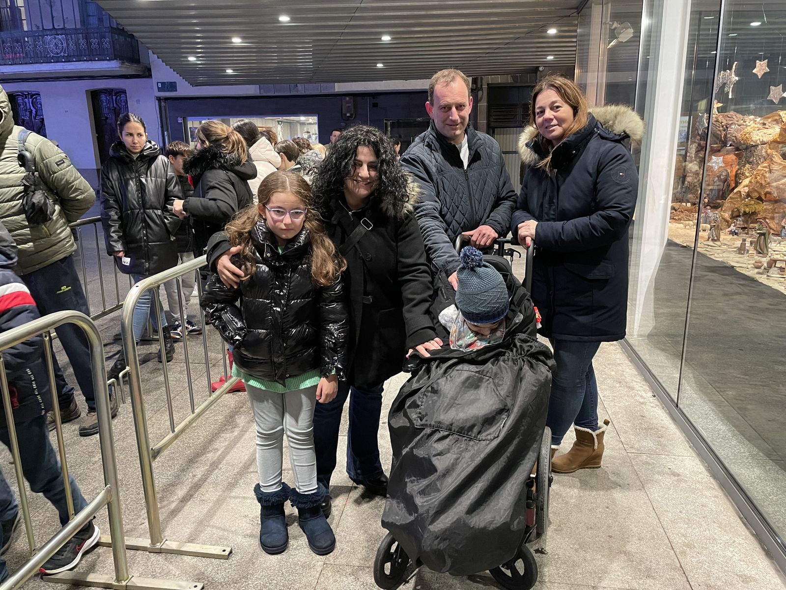 La concejal de Cultura, María Jesús Moro junto a la familia de Alejandro