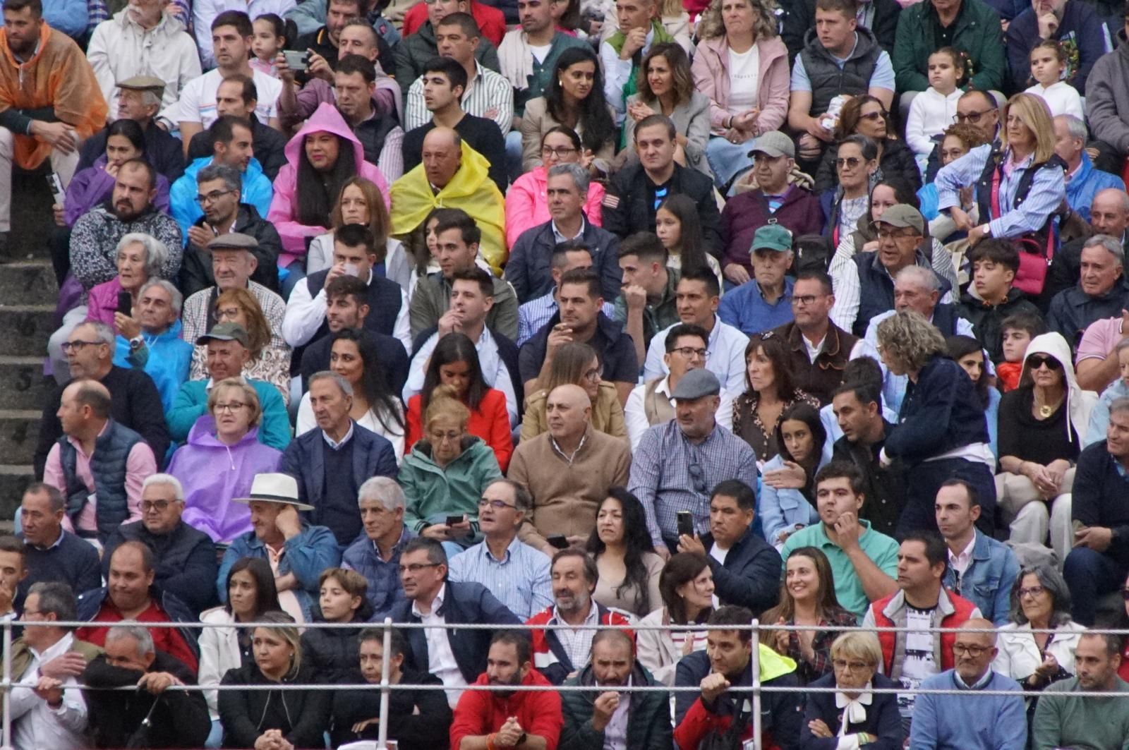 ambiente-en-el-patio-de-cuadrillas-de-la-glorieta-para-ver-a-sergio-galan-diego-ventura-y-guillermo-hermoso-de-mendoza-21-de-septiembre-de-2024-fotos-juanes-85