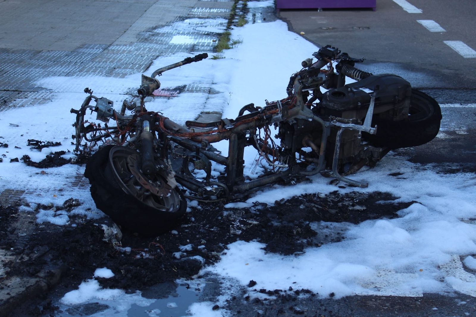 una-moto-se-incendia-en-la-avenida-hilario-goyenechea-foto-carlos-h-5