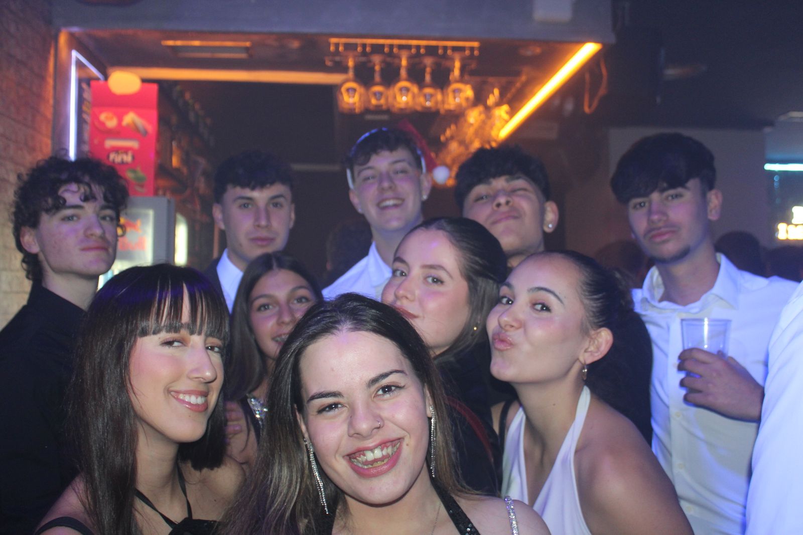 El Fin de Año Universitario continua por los bares de la capital del Tormes tras las doce campanadas