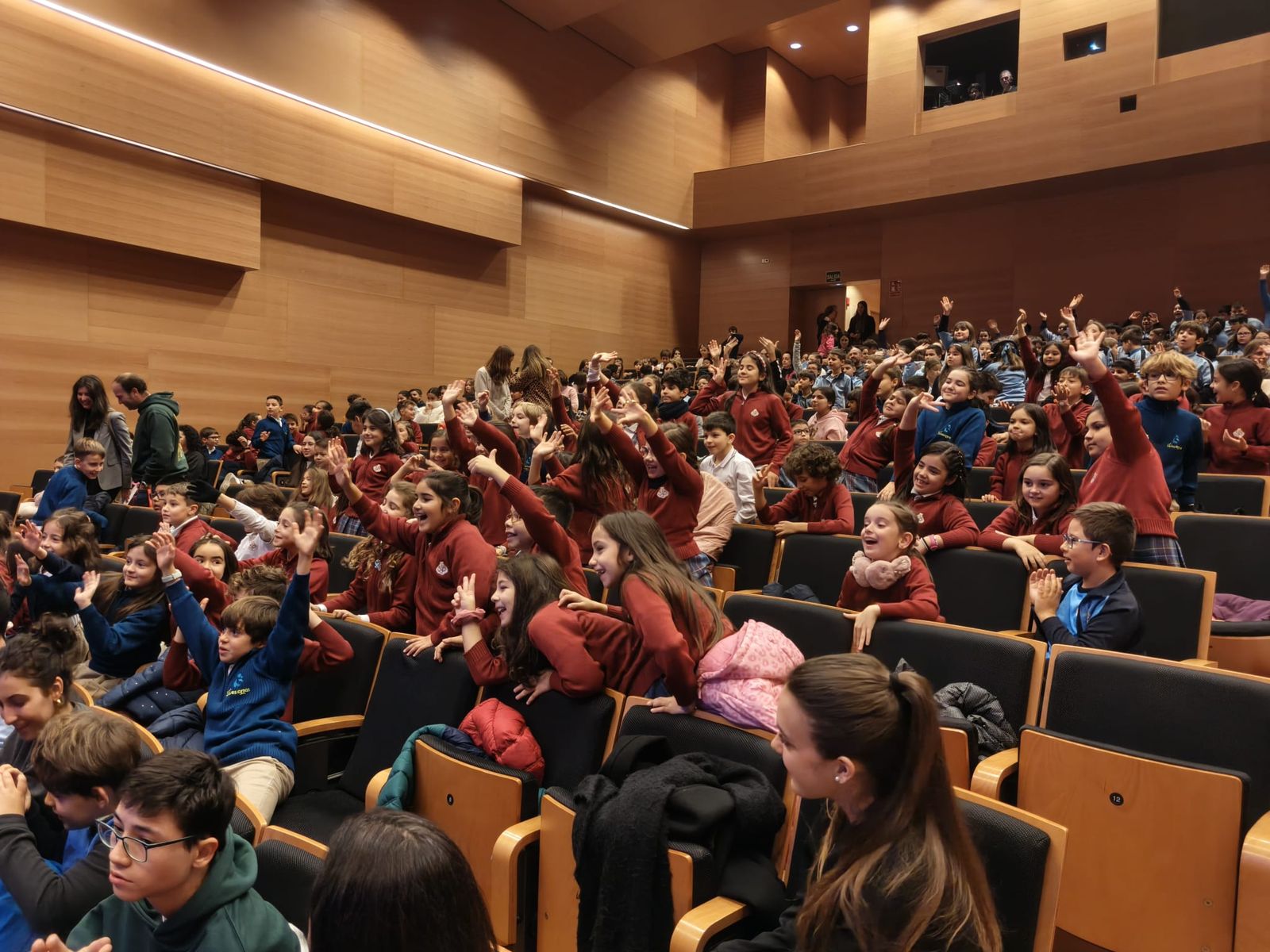 Los niños del concurso de dibujo de reciben sus diplomas premiados de las manos del alcalde por el Día Internacional de los Derechos de la Infancia