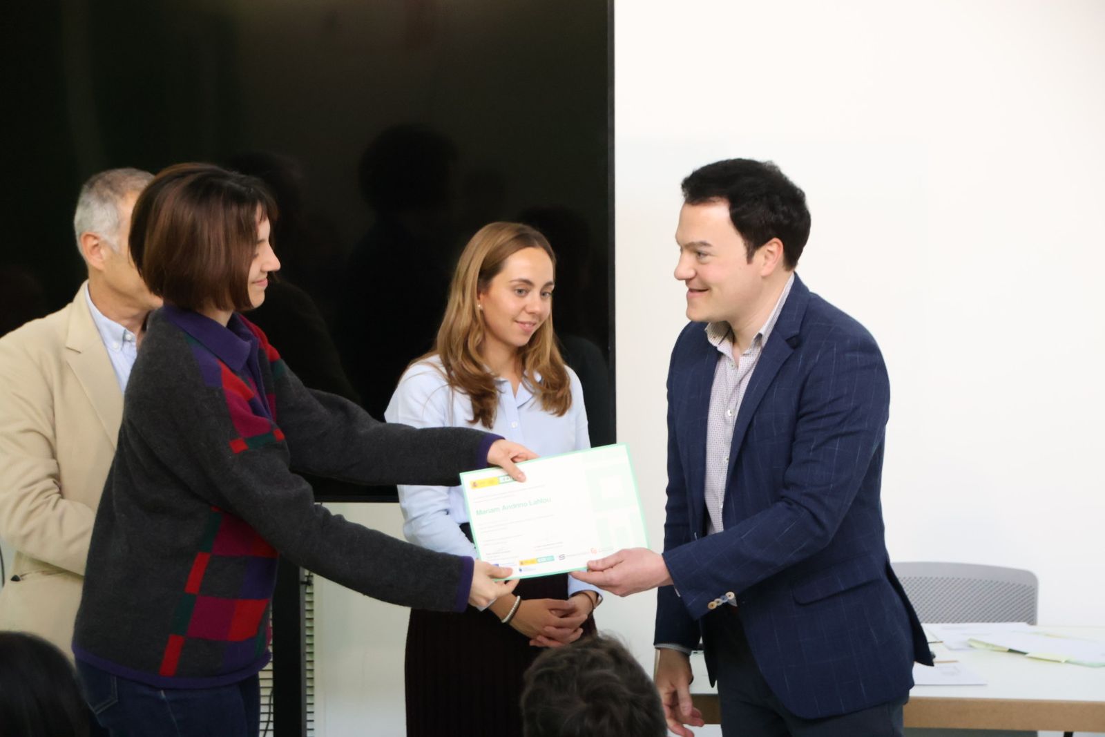 Entrega de diplomas de Centro de Alto Rendimiento Empresarial, Marketing con IA y Data Analytics de Empleo Joven