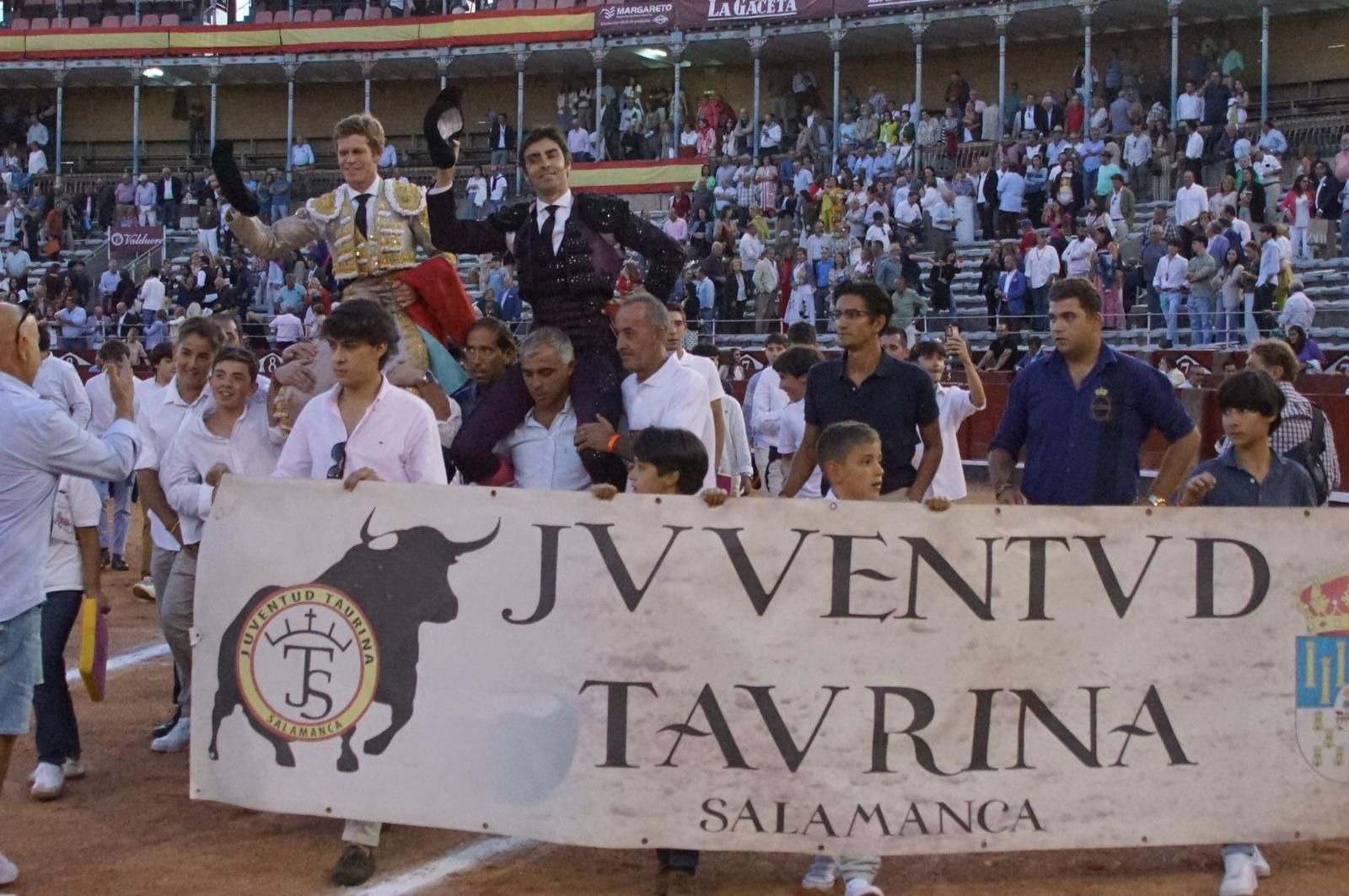 perera-y-borja-jimenez-salen-por-la-puerta-grande-en-la-glorieta-foto-juanes-4