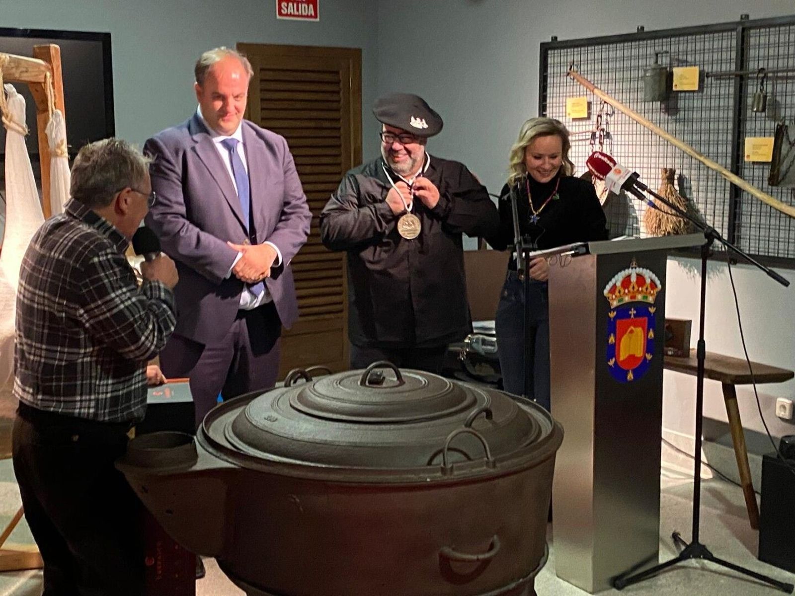 El cantante Rafael Almarcha inicia las jornadas de la matanza en Guijuelo de 2025. Foto Ayto. Guijuelo